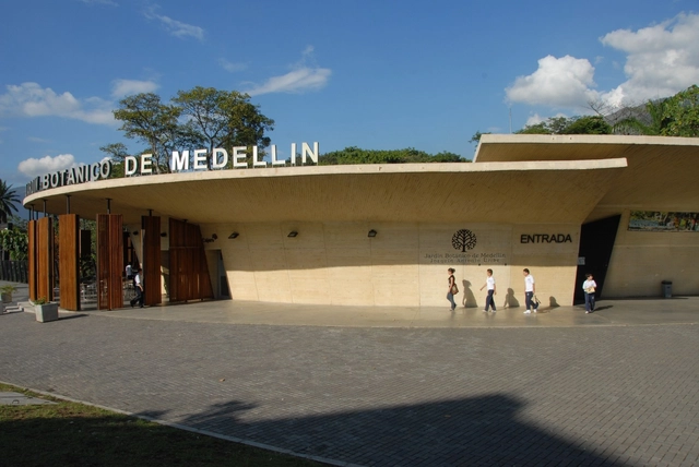 Café del Bosque / Castro Arquitectos - Plaza, Fachada