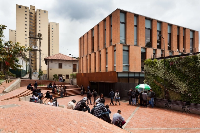 Espacio “Público” y Centro de Atención Integrada Universidad de Los Andes  / taller de arquitectura de bogotá - Universidad, Fachada