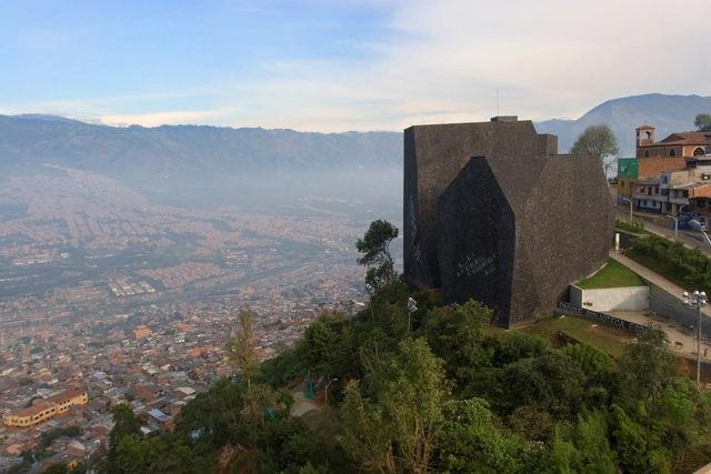 Parque Biblioteca España / Giancarlo Mazzanti - Comunidad, Urbano, Bosque