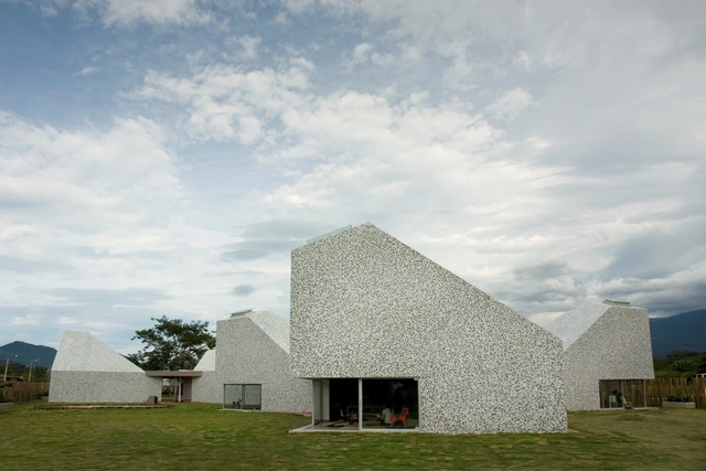 Escuela Preescolar para la Primera Infancia / Giancarlo Mazzanti - Kindergarten, Fachada