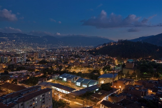 Colegio Las Mercedes / Juan Manuel Peláez Freidel - Escuelas