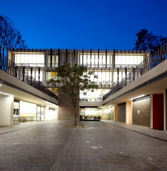 Gimnasio Campestre / MGP Arquitectura y Urbanismo - Gimnasio, Patio interior, Fachada