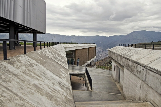 Escola Antonio Derka / Obranegra Arquitectos - Escolas