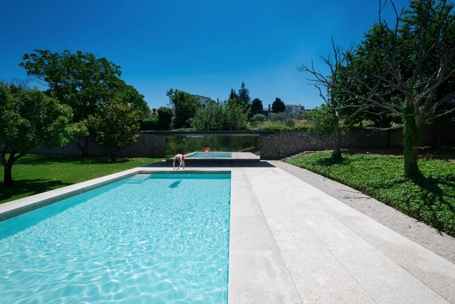 Piscina na Chamusca da Beira / João Mendes Ribeiro - Pequena Escala, Jardim