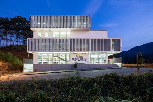 Las Naves Courthouse  / Arquitectura X + Espinoza Carvajal Arquitectos + Colectivo Arquitectura - Other Public Administration Buildings, Facade