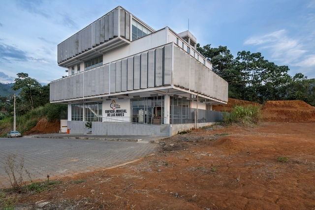 Unidad Multicompetente Las Naves  / Arquitectura X + Colectivo Arquitectura and Espinoza Carvajal - Otros Edificios Gubernamentales