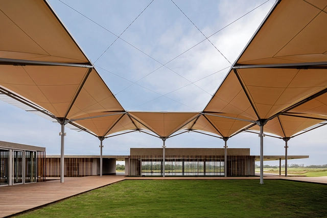 Olympic Golf Clubhouse /  RUA Arquitetos - Sports Field, Garden, Facade, Beam