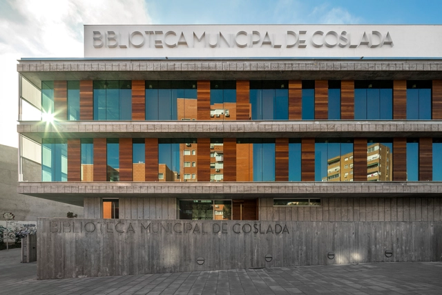 Municipal Library of Coslada / Pinearq - Library, Facade, Stairs