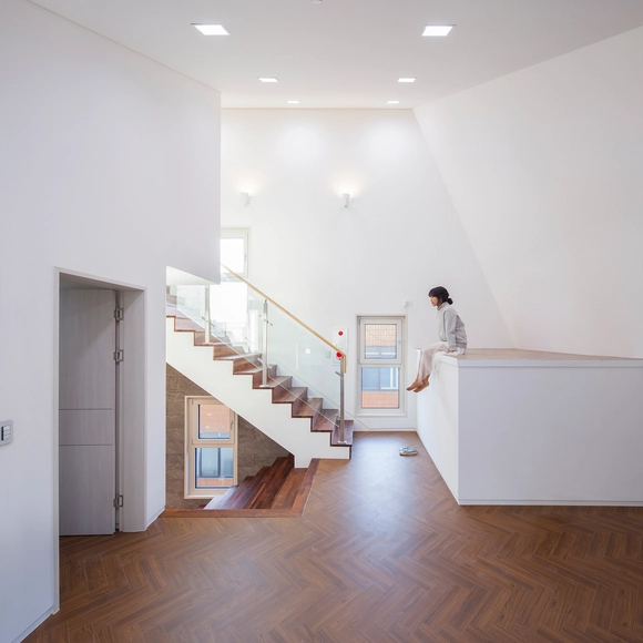 Borde blanco sobre ladrillo / Designband YOAP Architects - Retail