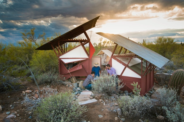 Estudantes da Escola Taliesin West criam abrigo temporário no deserto do Arizona - Imagem de Destaque