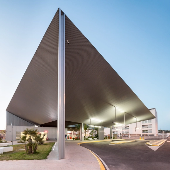 Santa Pola Bus Station   / Manuel Lillo  + Emilio Vicedo - Bus Station, Facade