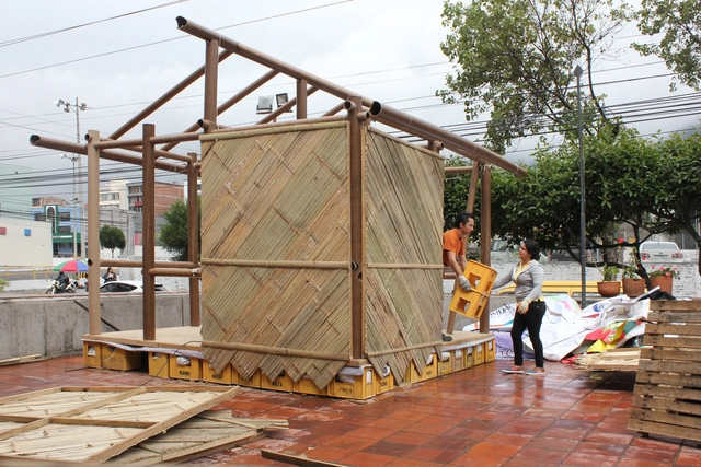 Terremoto en Ecuador: se levanta el primer refugio temporal diseñado por Shigeru Ban para la zona de desastre - Imagen Principal