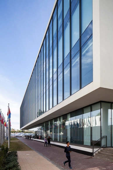 狭长通透的以色列 IDC 大学心理学与经济学学院 / Gottesman-Szelcman Architecture - 大学