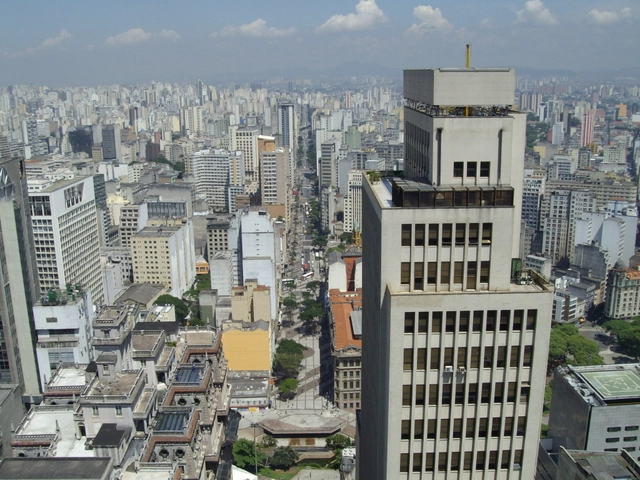Edifício abandonado é transformado em habitação popular no centro de São Paulo - Imagem de Destaque