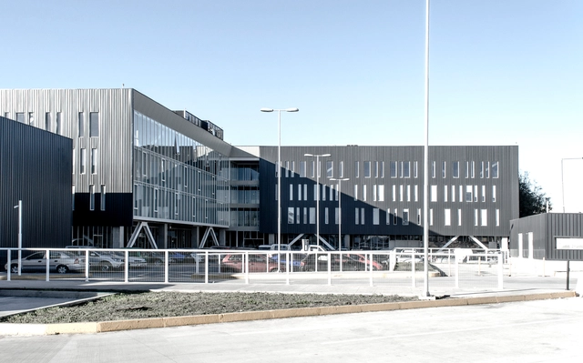 Edificio EOS  / Amunátegui Barreau - Edificios Institucionales, Fachada, Cierros