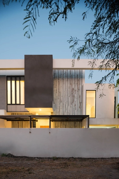狭长场地上的丰富空间 - 泰国 Bangna 住宅 / Archimontage Design Fields Sophisticated - 独立住宅