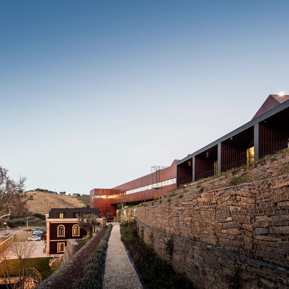 交织在古老温泉周边的新老建筑 - 葡萄牙 Longroiva 酒店&温泉 Spa / Luís Rebelo de Andrade - 加建项目