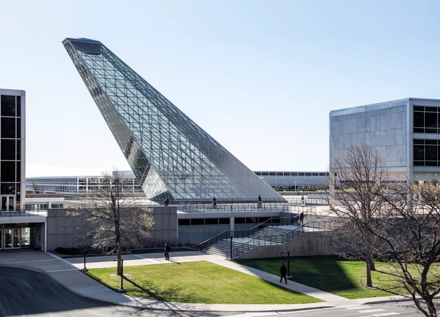 Centro de Desenvolvimento de Caráter e Liderança da Academia da Força Aérea dos E.U.A. / SOM - Edifícios Institucionais
