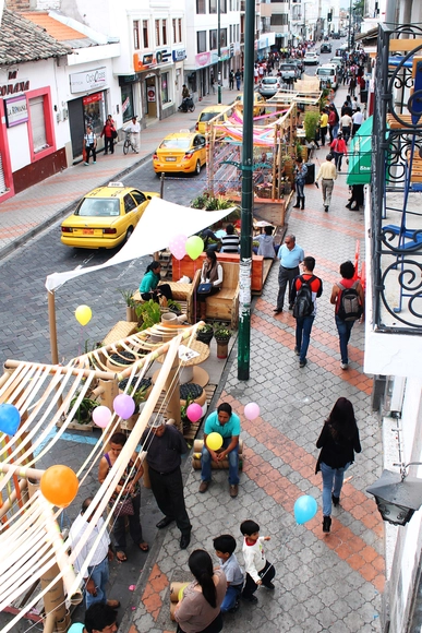 Estudiantes diseñan y construyen Parklets en el Centro de Ibarra, Ecuador - Imagen Principal