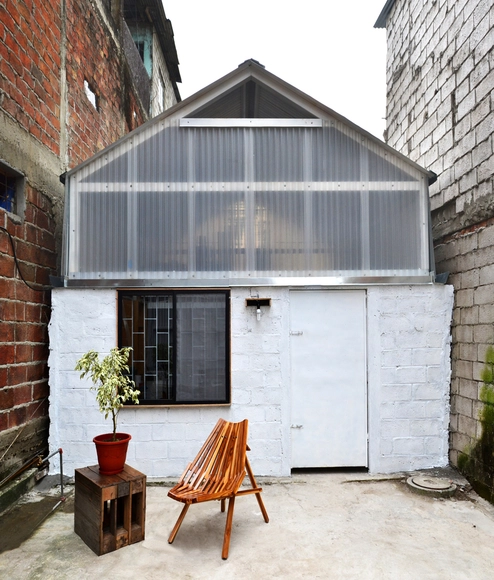 Casa En La Prosperina / Fabrica Nativa Arquitectura - Renovación, Puerta, Fachada, Sillas, Mesas
