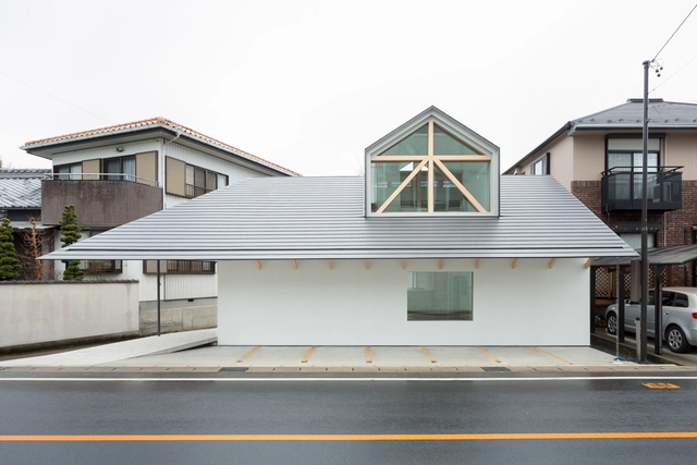东西合璧的老虎窗住宅  / Hiroki Tominaga-Atelier - 独立住宅