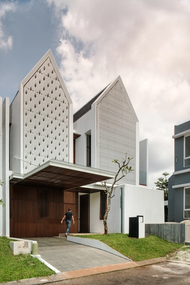Spouse House  / Parametr Indonesia - Houses, Facade, Stairs, Door
