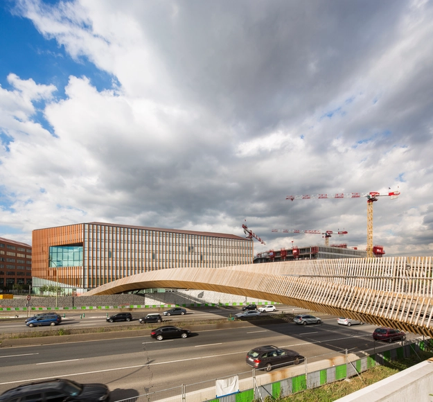 Paso sobrenivel Claude Bernard / DVVD Engineers Architects Designers - Puente Peatonal