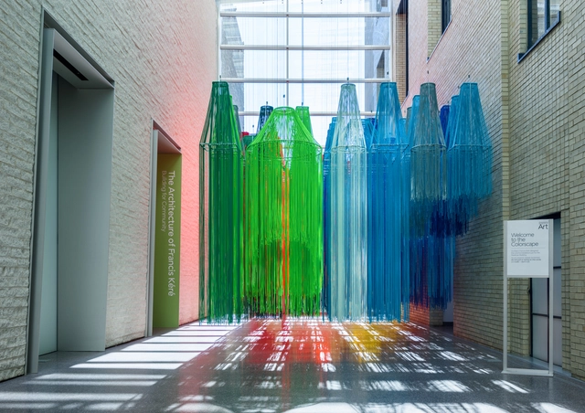 Francis Kéré crea instalación de hilos brillantemente coloreados para su primera retrospectiva en EE.UU. - Imagen Principal