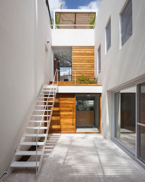 Casa Cinco Pátios  / Ana Rascovsky Arqs. - Casas