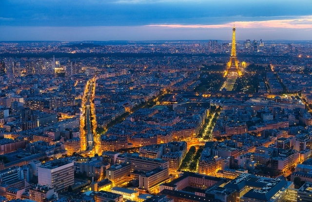 Paris proíbe a circulação de veículos a diesel no centro da cidade - Imagem de Destaque