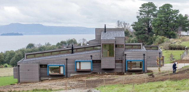 Casa Lago Ranco / Claro + Westendarp arquitectos   - Casas