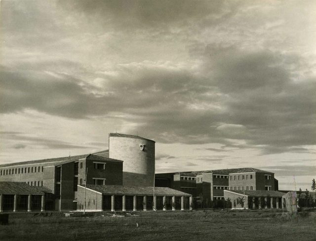 Clásicos de Arquitectura: Colegio Apostólico de los Padres Dominicos / Miguel Fisac - Escuela Primaria, Fachada