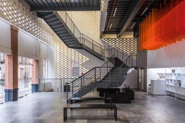 Renovación del Teatro de Las Vizcaínas - FUTURA CDMX  / Bandada! studio + Miquel Adrià - Centro De Exhibición, Fijación Vigas, Barandas, Escaleras, Fachada, Bancas