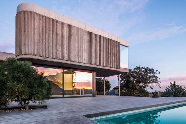 Rock’s House  / U3 architecture - Casas, Patio interior, Fachada