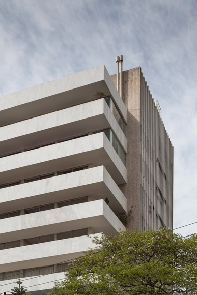 Arquitetura Moderna em Porto Alegre (Parte II):  Entre o “Estilo Internacional" e o padrão brutalista nos anos 60/70 / Luís Henrique Haas Luccas - Imagem de Destaque