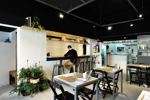 Komah Restaurante / Estúdio Carvão + Rnucci - Restaurante, Mesa, Cadeira