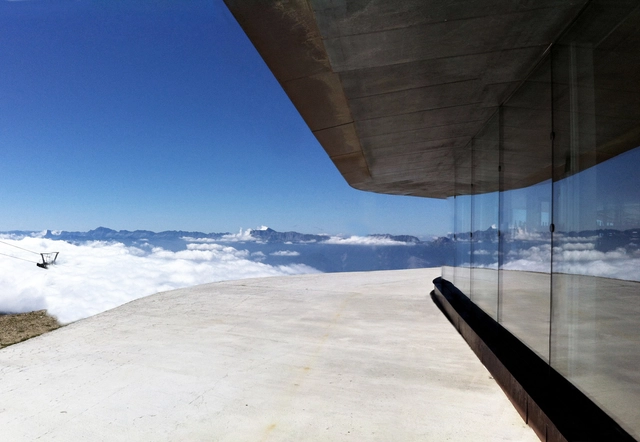 Restaurante en la cima de la montaña / Gbau - Restaurant