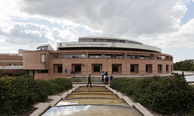 Architecture Classics: Virgilio Barco Library / Rogelio Salmona - Library