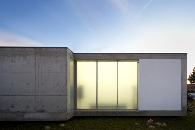 Clínica Veterinária Alcabideche-Vet / João Tiago Aguiar, Arquitectos - Refúgio De Animais