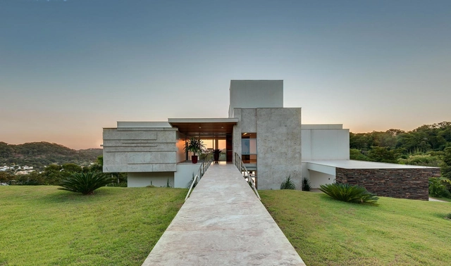 Casa da Colina da Aldeia / Dayala e Rafael Estúdio de Arquitetura - Casas, Fachada, Escada, Porta