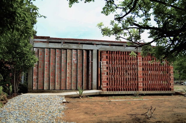 La Casa del Abuelo  / Universidad Autónoma de Chiapas - Centro Comunitario, Fachada, Pilares, Puerta