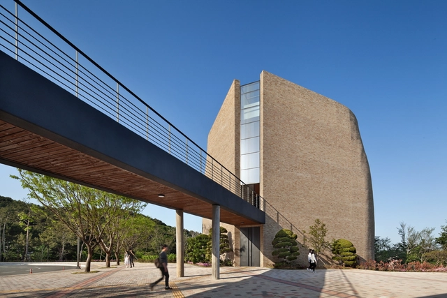 Capela BUFS / Architects Group RAUM + Nikken Sekkei - Capela
