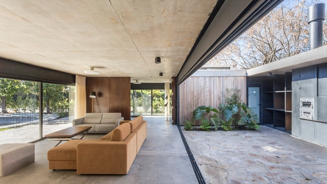 Casa en San Carlos / Marcelo Del Torto + Torrado Arquitectos - Casas, Puerta, Fachada, Fijación Vigas, Sillas