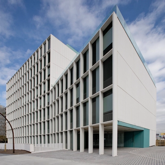 Edificio UPC  / Batlleiroig - Universidad, Fachada