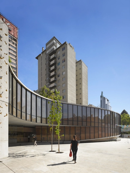 Museo Violeta Parra / Undurraga + Deves - Museo, Fachada
