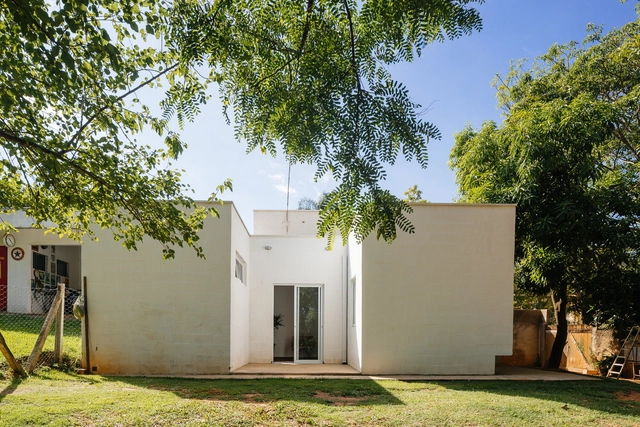 以材料为重点： 24.7 Arquitetura 设计的 Casa dos Caseiros  - 主图