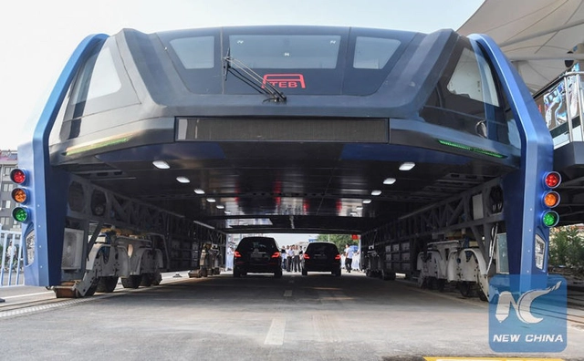China começa a testar seu modelo de ônibus elevado - Imagem de Destaque