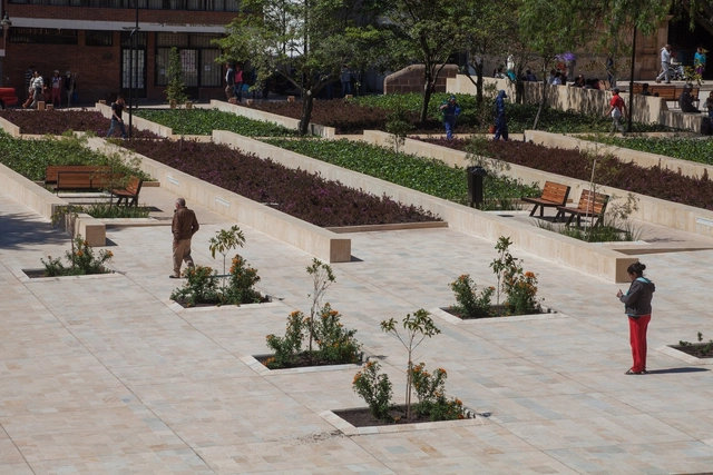 Recuperación del Parque Principal Águeda Gallardo / Arquitectura y Espacio Urbano - Espacio Público
