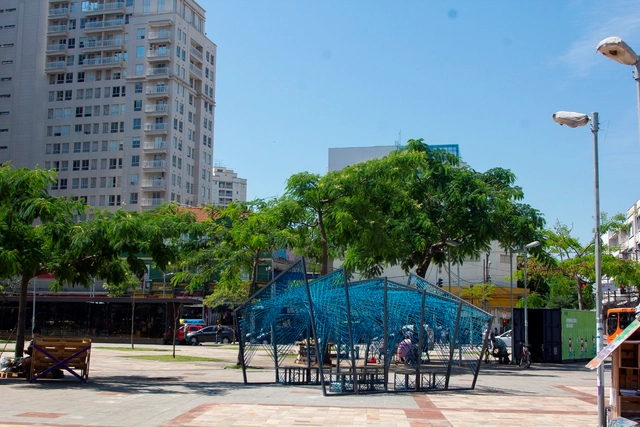 Trançado / Quasares   - Fachada, Banco, Urbano