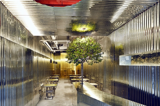 Cabaña de metal / Robot 3 Studio - Renovación